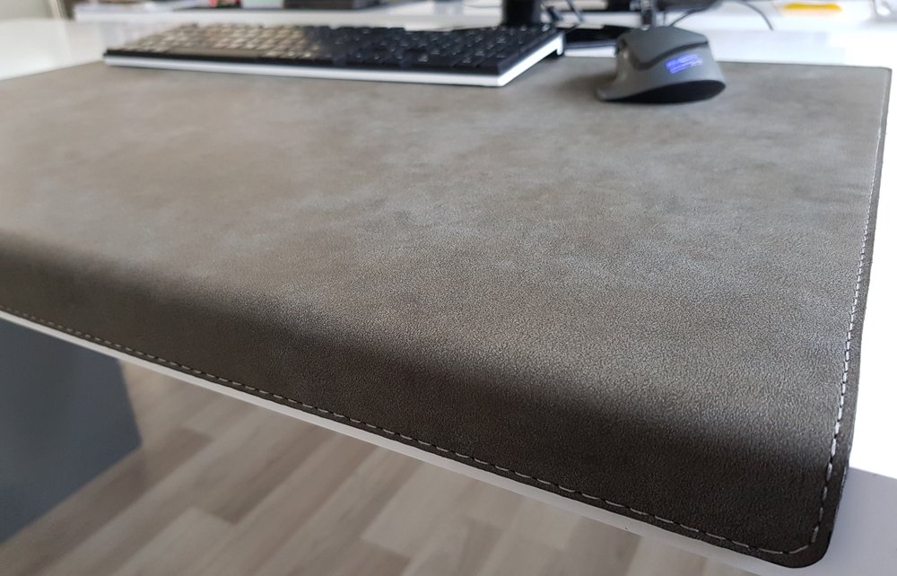 Gewinkelte Schreibtischunterlage mit Kantenschutz Nubuk Leder 90 x 47 Dunkelgrau