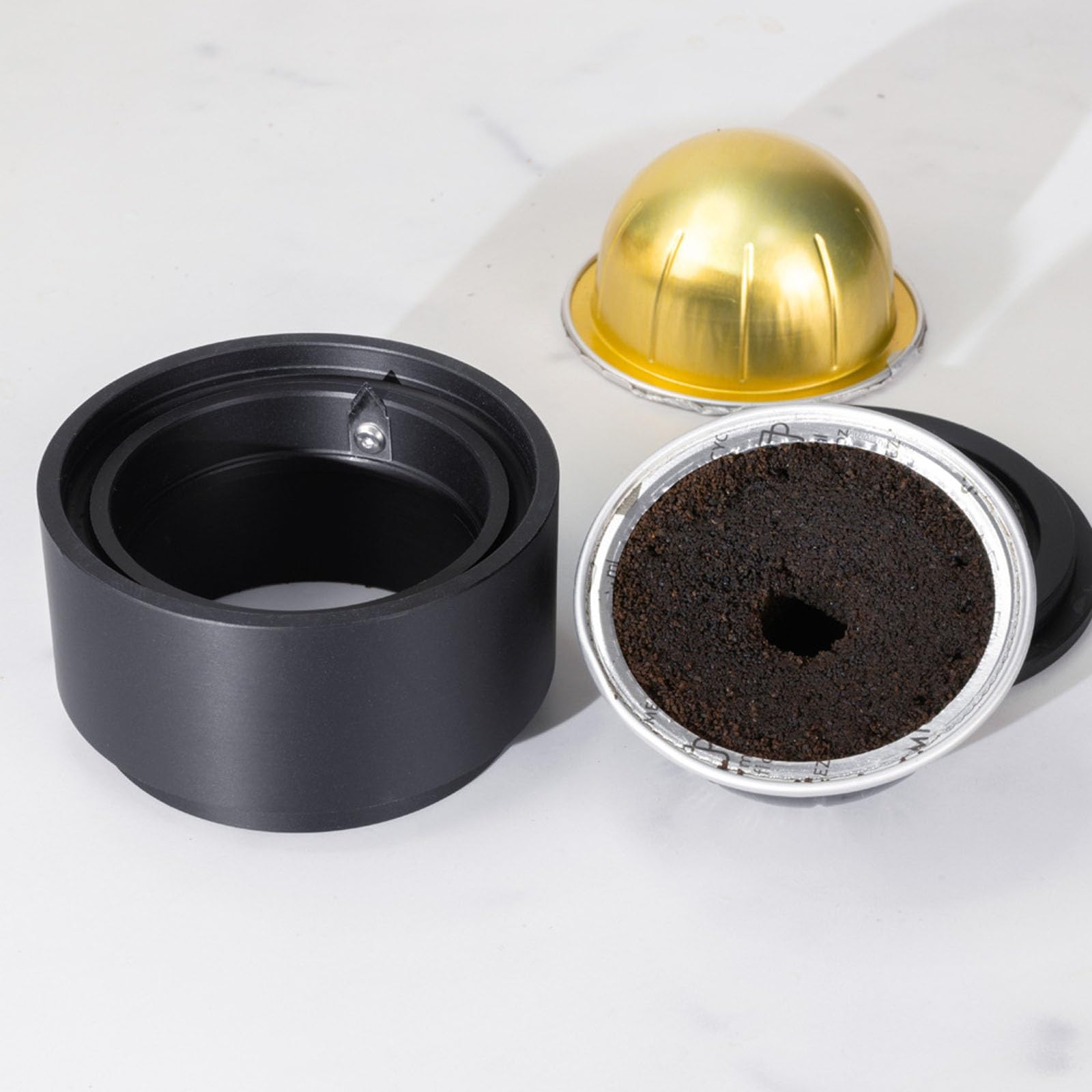 Strumento di ricarica multifunzionale per tazze da caffè con applicatore per pellicola sigillante e funzione di rimozione del coperchio, ricarica più veloce per risparmiare tempo, supporto