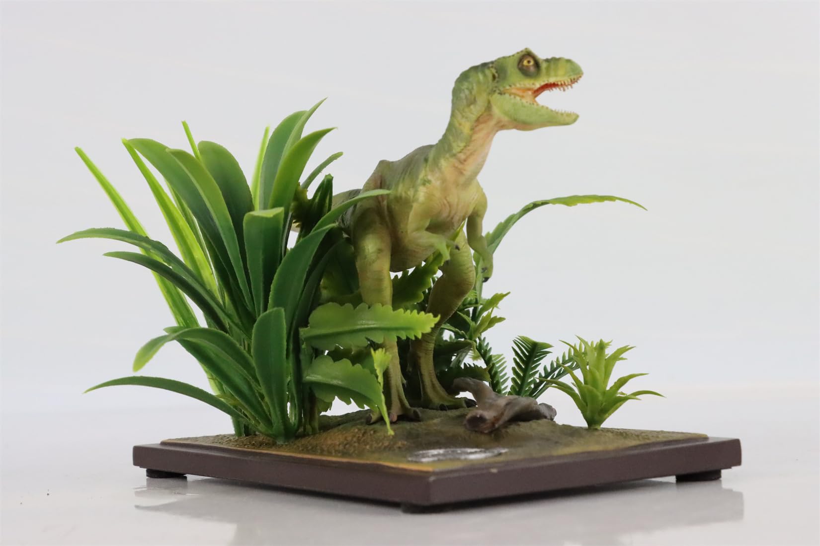 ティラノサウルスの赤ちゃん フィギュア Amazon.co.jp: ティラノサウルス レックス グッズ | 幼児向けの赤い