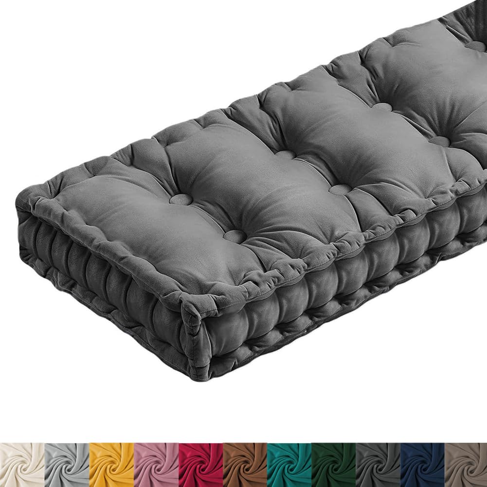Siège de fenêtre en velours gris pour un salon chaleureux et modulable