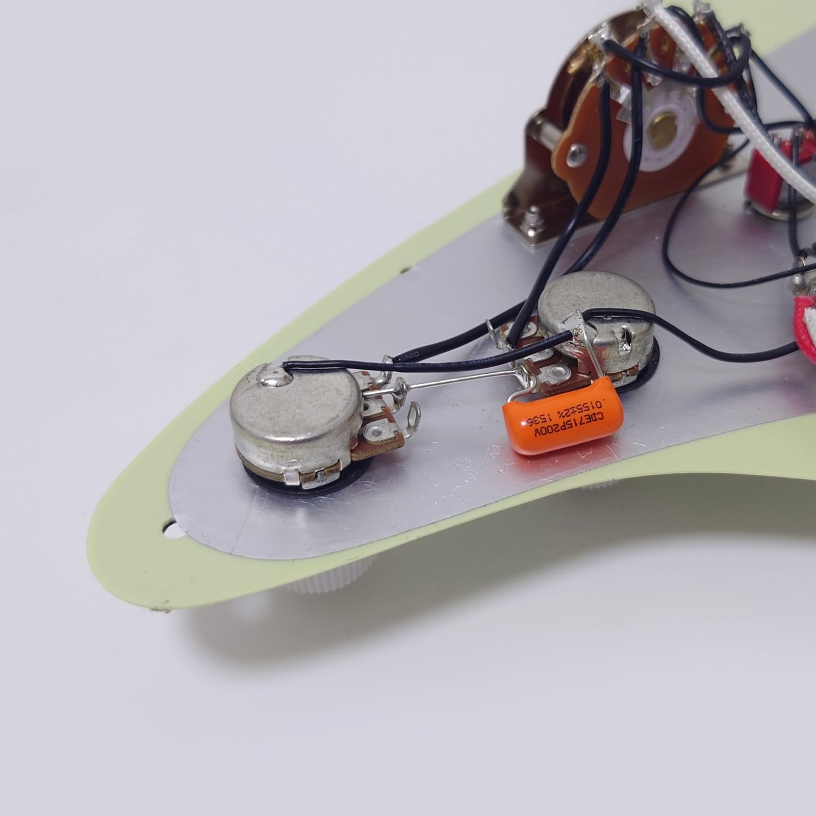 Golpeador precableado para guitarra, SSH Alnico 5 pastillas Humbucker, placa de rasguño de 3 capas para piezas de repuesto de guitarra Fender Stratocaster (perla verde clásico)