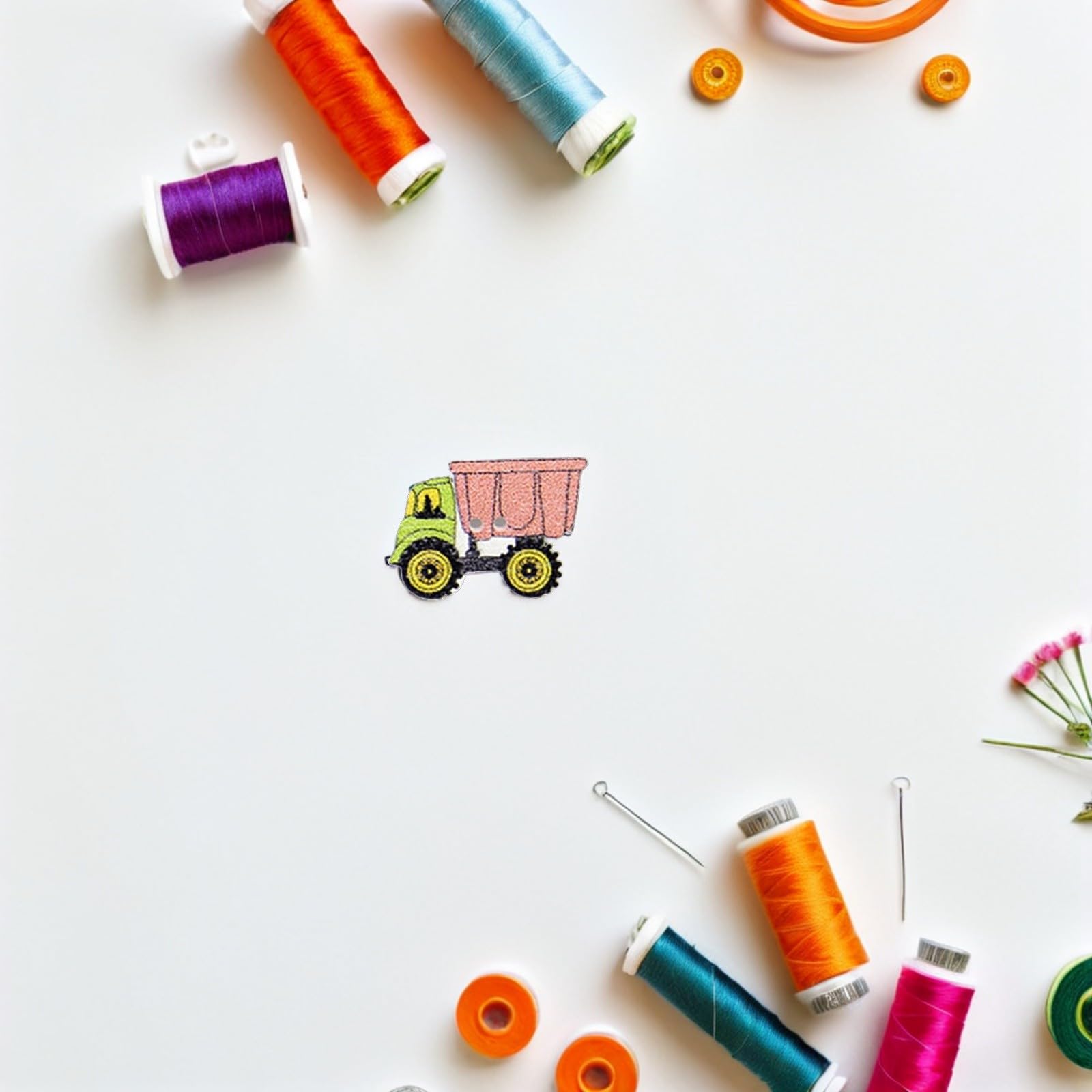 PLAFOPE Holzknöpfe 100 Stück Packung Farbenfrohe Cartoon Fahrzeugmotive Geeignet für Selbstgemacht Nähprojekte und Kinderbekleidung Zufällige Farbe