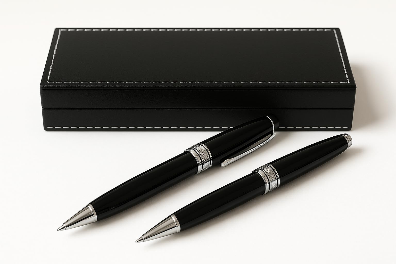 Pack 10 Bolígrafos Personalizados con Nombre – Caja Negra Efecto Cuero | Regalo Invitados Comunión, Boda o Bautizo | 2 BolígrafoS EleganteS Tinta Azul | Detalle para Profesor, Padrino, Testigo