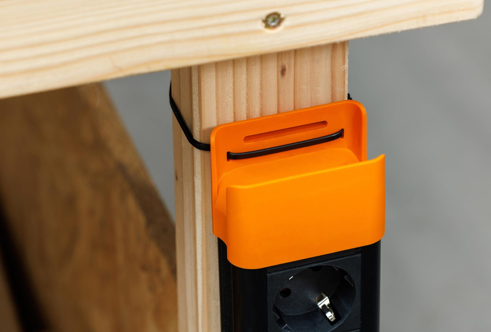 BACHMANN CONNECTUS 6-Fach Steckdosenleiste (Robuste Mehrfachsteckdose mit Schalter, Überspannungsschutz Plus und 2m Kabel) Grau, Schwarz