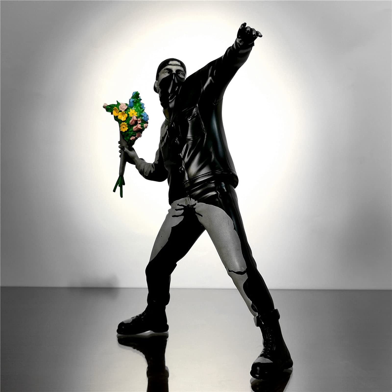 LGYKUMEG Modern Kunst Banksy Statue Harz skulptur Flower Bomber Figur England Street Kunst Skulpturen & Statuen SammelKunst Benutzt für Heimbüro Wohnzimmer Dekorationen Geschenk,Black and Gray
