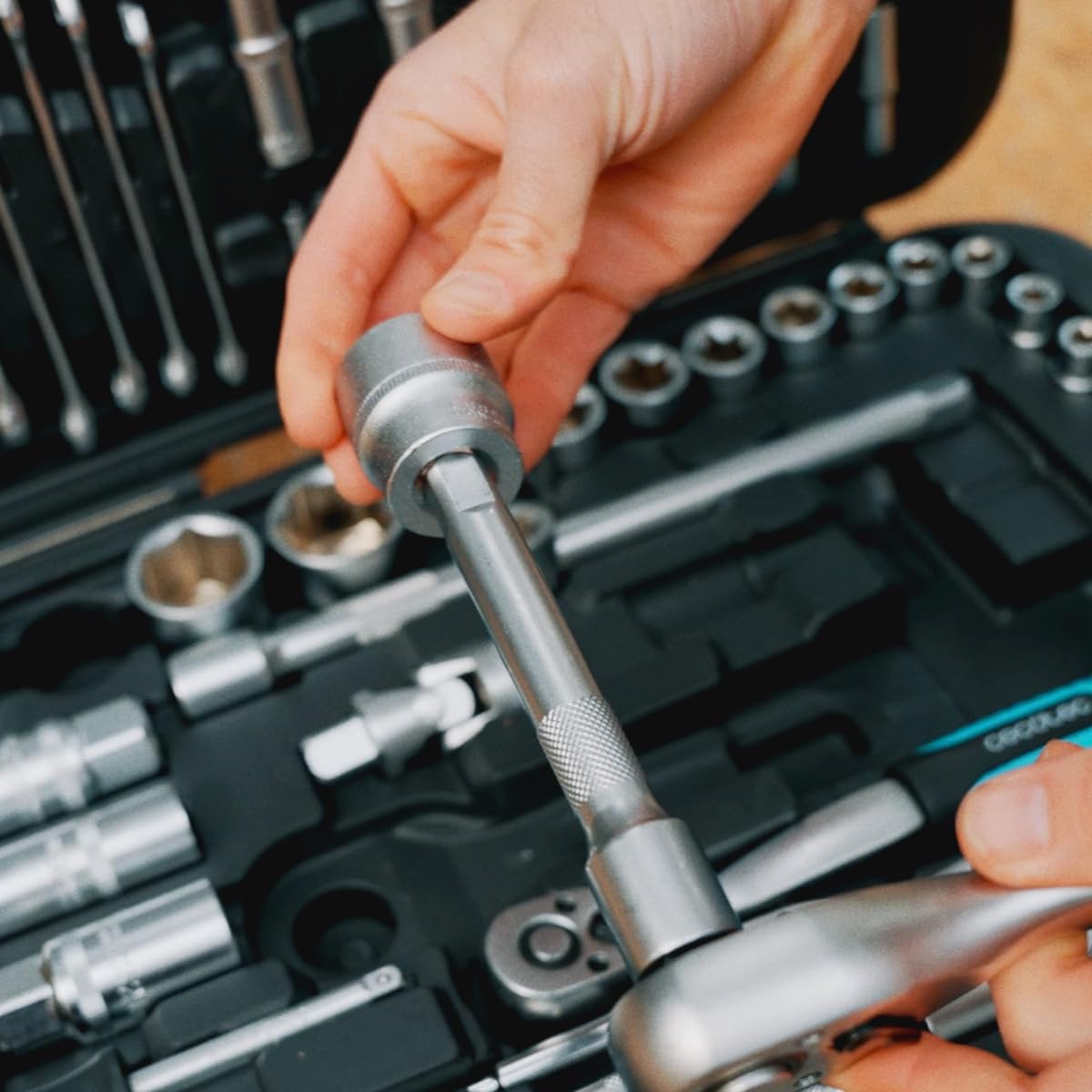 Cecotec Valigetta Porta Attrezzi 108 Pezzi ToolBox KRK 4200. 2 Cricchetti 72 Denti, Bussole CR-V, Punte Acciaio S2, Bussole per Cerchi, 2 Fibbie Metalliche, Ottieni Sempre Risultati Molto Eccellenti