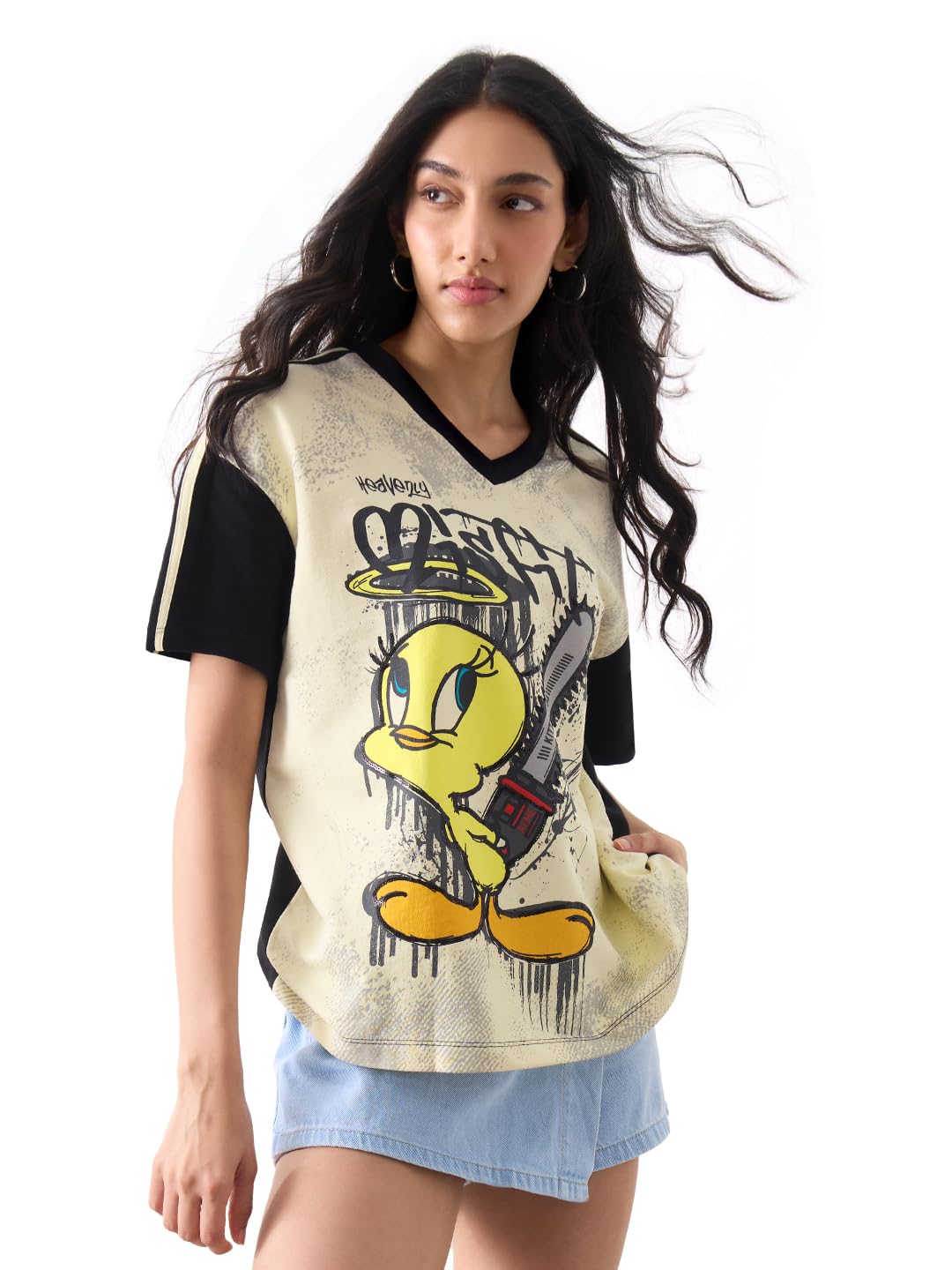 The Souled Store Looney Tunes: Heavenly Misfit - Camiseta de manga corta con cuello en V y estampado gráfico amarillo para mujeres y niñas