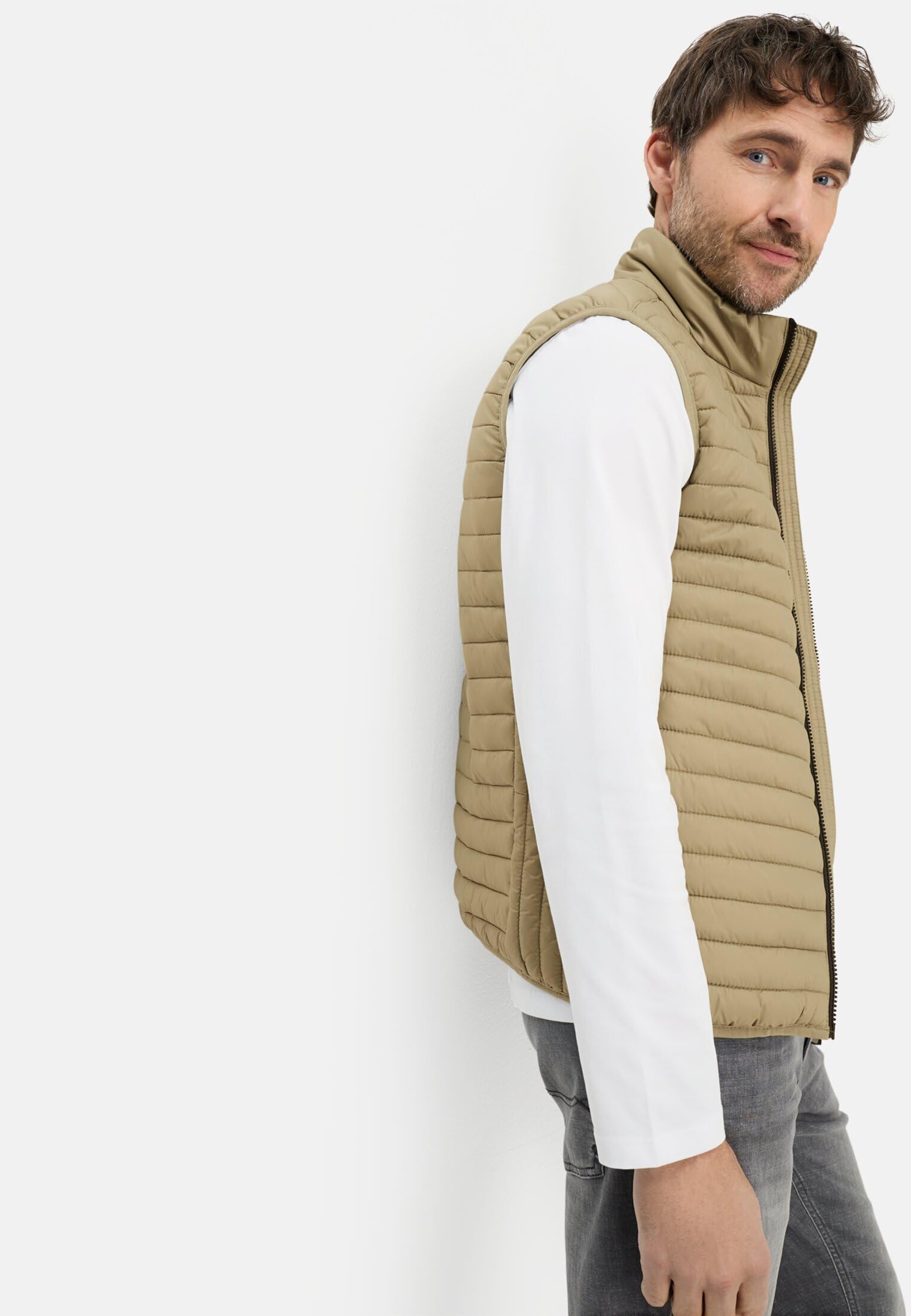 camel active Herren Weste mit Stehkragen | Outdoor Weste mit wasserabweisender Funktion und Taschen im Regular Fit für Freizeit und Alltag