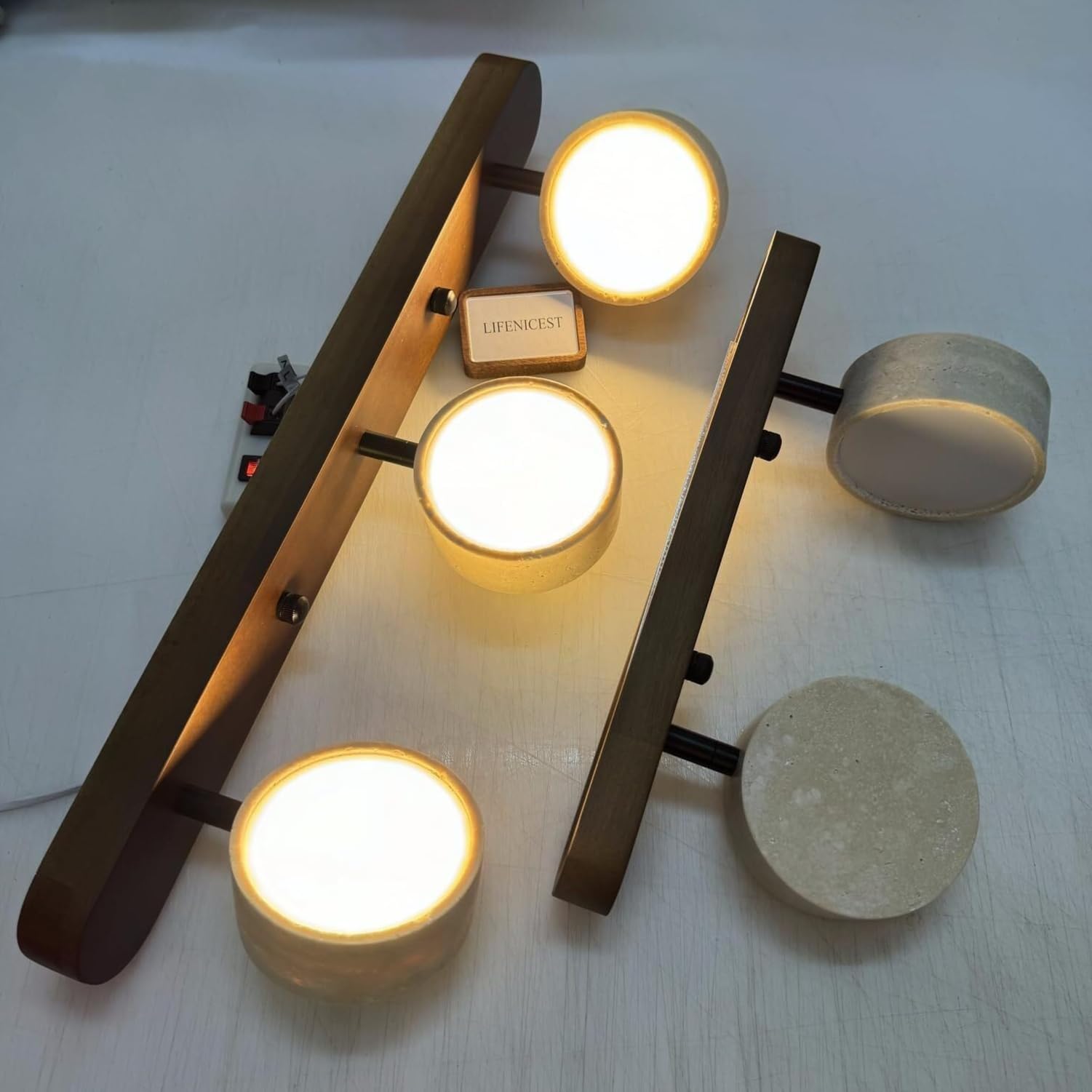 Aplique de Baño LED Giratorio 180° de Madera Natural y Travertino Amarillo - para Espejo de Vanity | 2, 3 o 4 Luces | Lámpara de Pared para Baño y Dormitorio (Madera de nogal, A32cm)