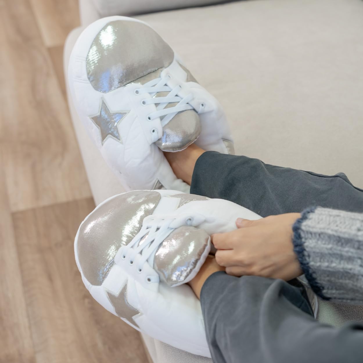 Flamingueo Chausson Sneakers - Chausson Homme, Pantoufle Femme Hiver, Chausson Drole, Unisex, Pantoufle Homme, Cadeau Original, Taille Unique