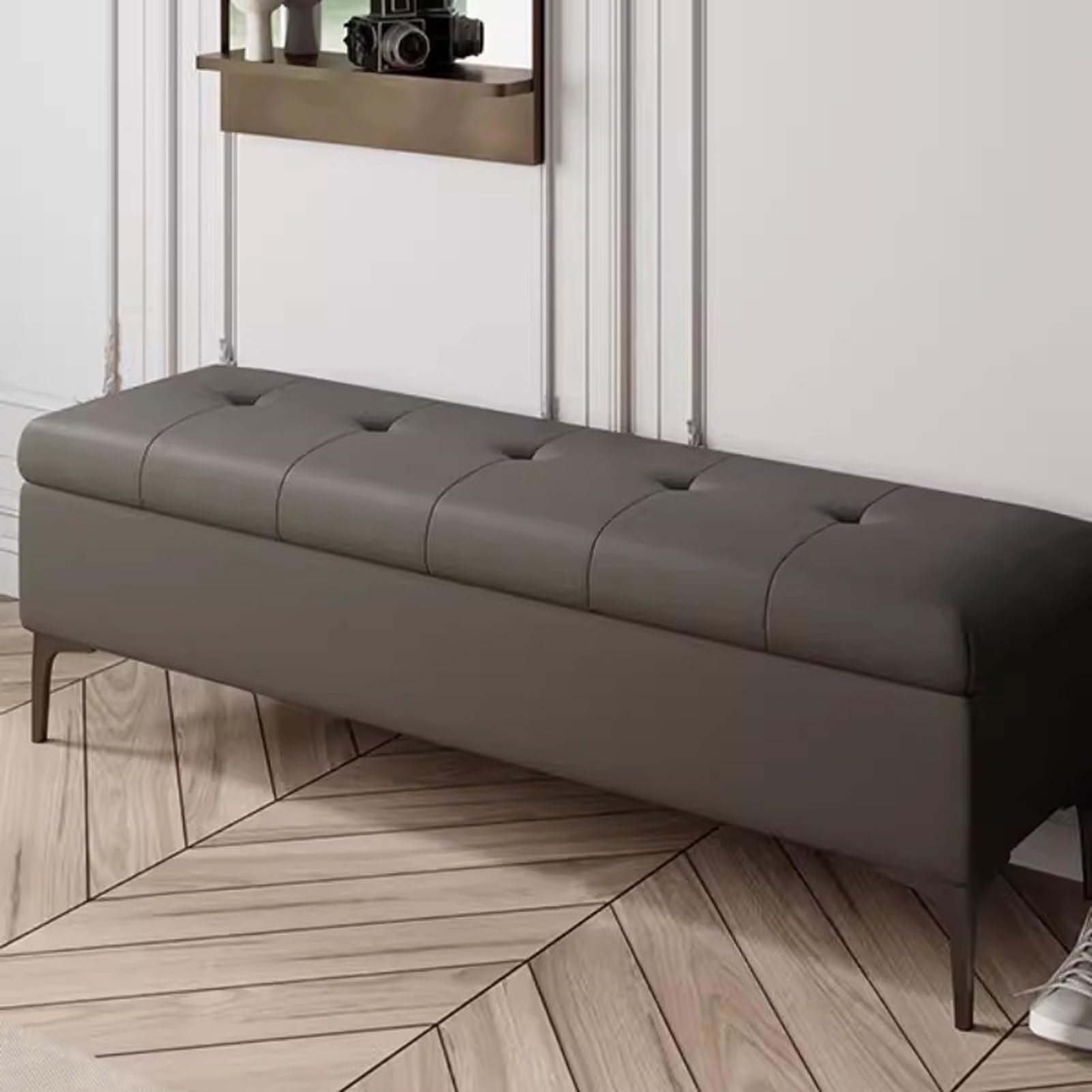 Banc à chaussures rembourré en cuir et métal pour optimiser le rangement d'entrée