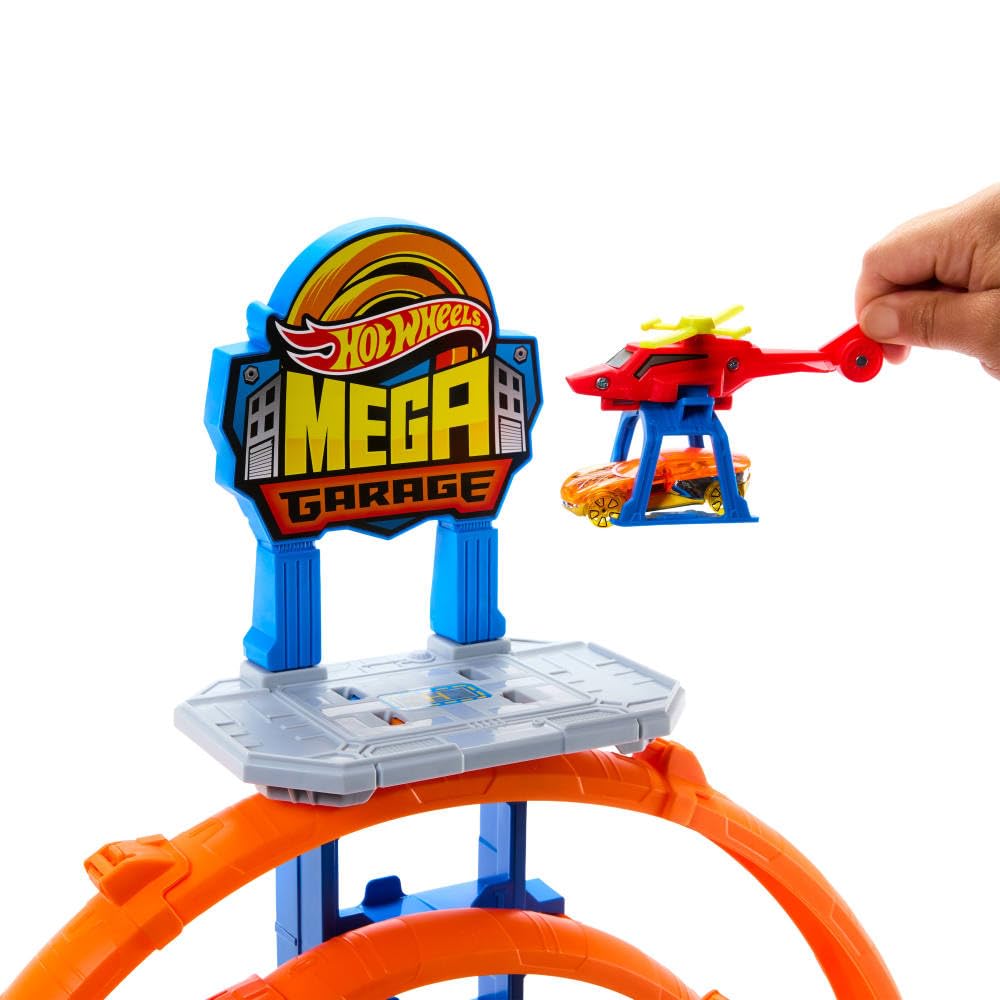 Hot Wheels Mega Loop Garage zestaw torów z autem i helikopterem | Zestaw z metalowym pojazdem i helikopterem, 2 pętle, miejsce na 36 aut 1:64, złączki Speed Snap, JLC05