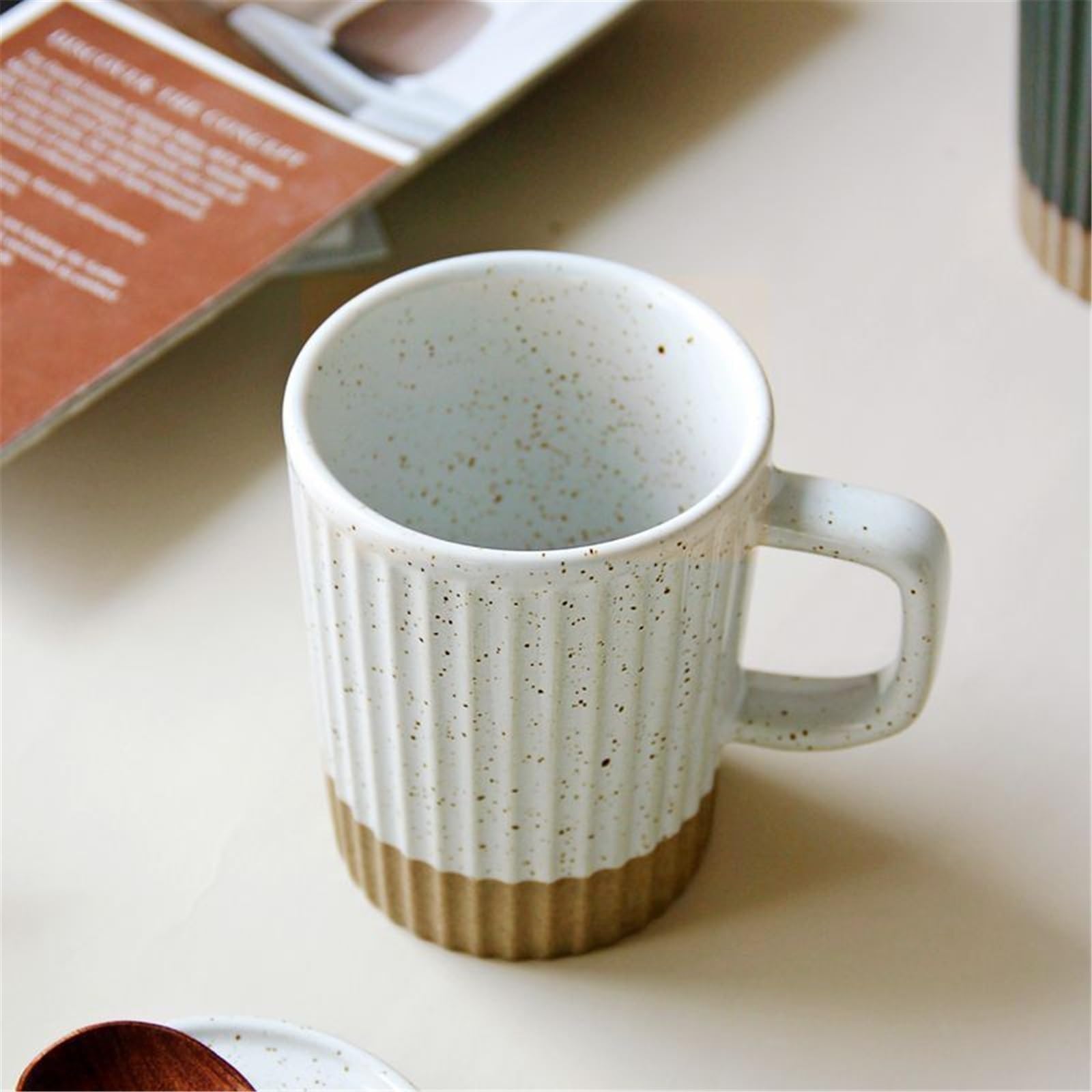 Kaffeetasse Becher Tasse mit vertikalem Muster und Deckel aus Keramik, einfache Kaffeetasse mit Sesamglasur(Weiß)