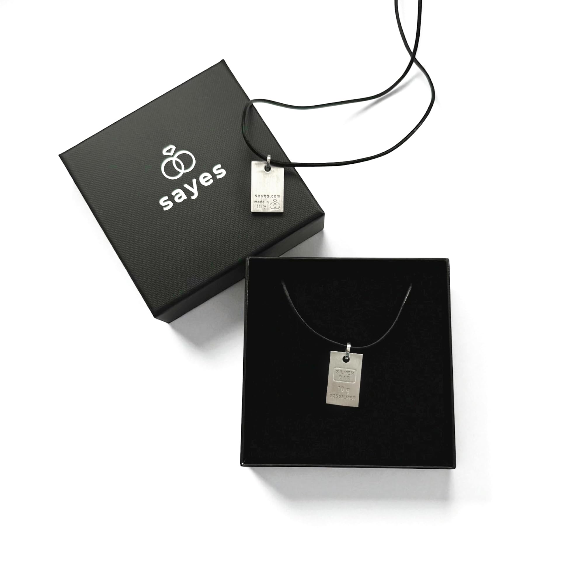 sayes.com Collana con Ciondolo Lingotto in Argento 925, 10 Grammi, Finitura Satinata, con Cordino Nero, Scatola Regalo e Certificato di Garanzia