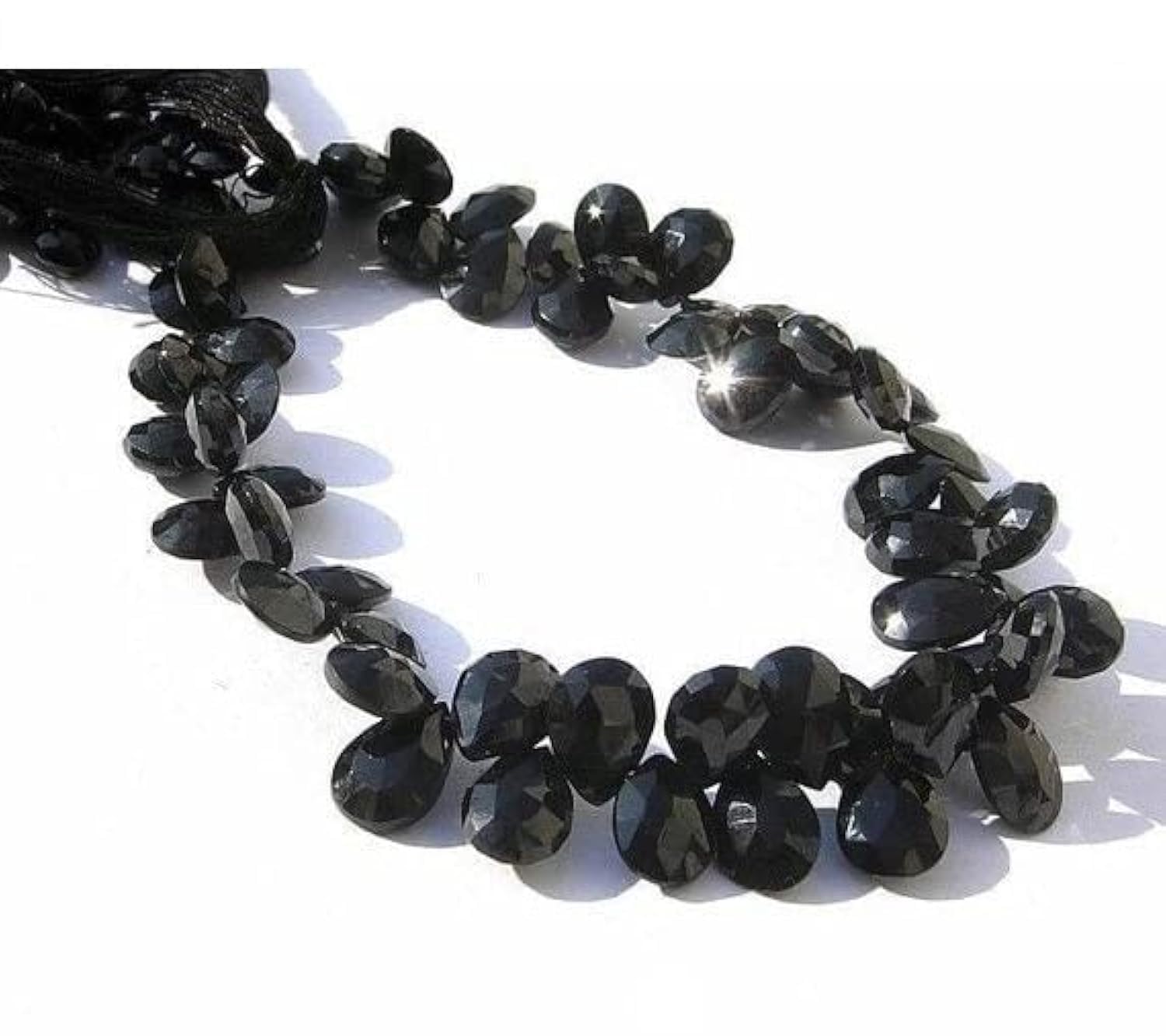 Pierres en spinelle noir naturel en forme de poire pour fabriquer des boucles d'oreilles