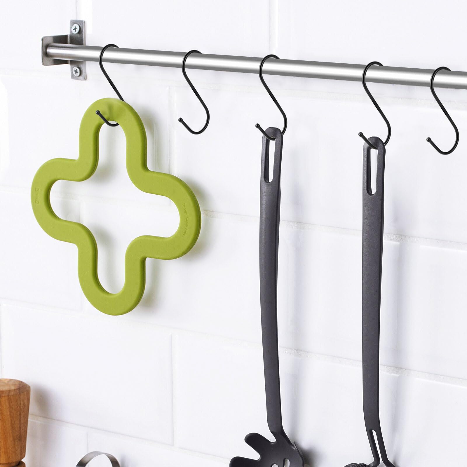 100 Crochets en S Noirs, Crochet S Métal Hanging pour Cuisine, Crochets d'Accrochage 9cm avec Bouts Sécurisés, Porte jusqu'à 5kg pour Placard, Salon, Salle de Bain