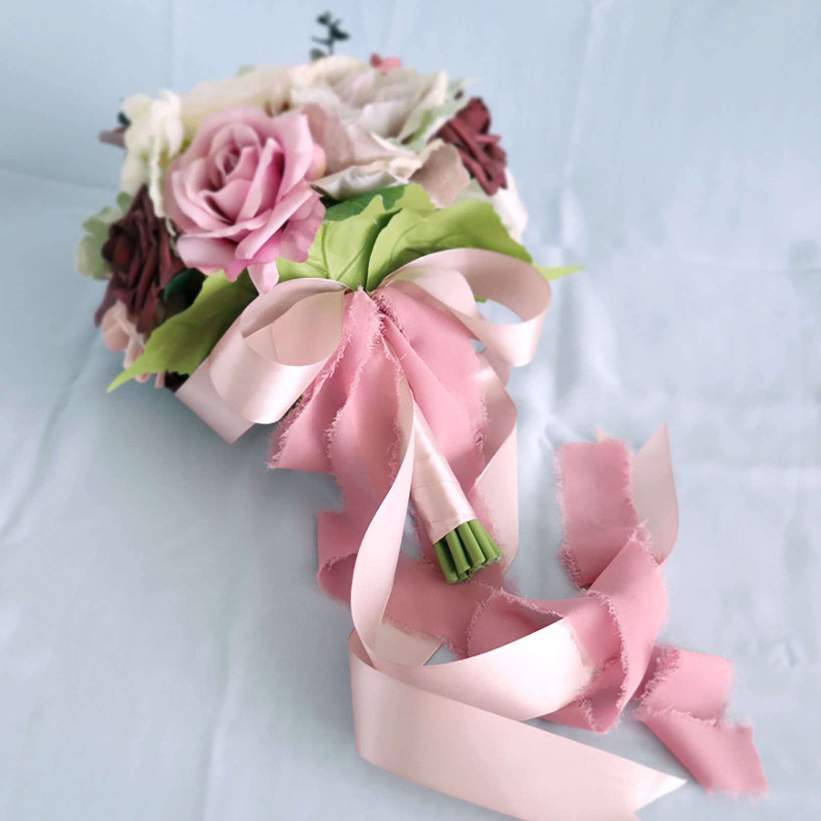 Pesca Coral Rose Bouquet Della Tenuta Della Sposa Immagine Stock - Immagine di arrossisca