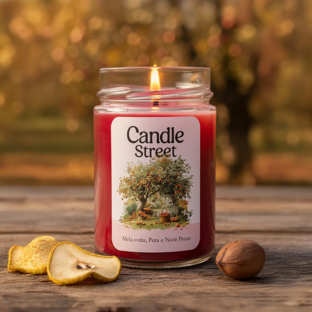 Candle Street | Herbstfrucht - Herbst Postcards | Duftende Herbstkerze | Gekochter Apfel, Birne und Pekannuss | Lange Brenndauer | Natürliches Sojawachs | Handgefertigt in Italien (Mega)