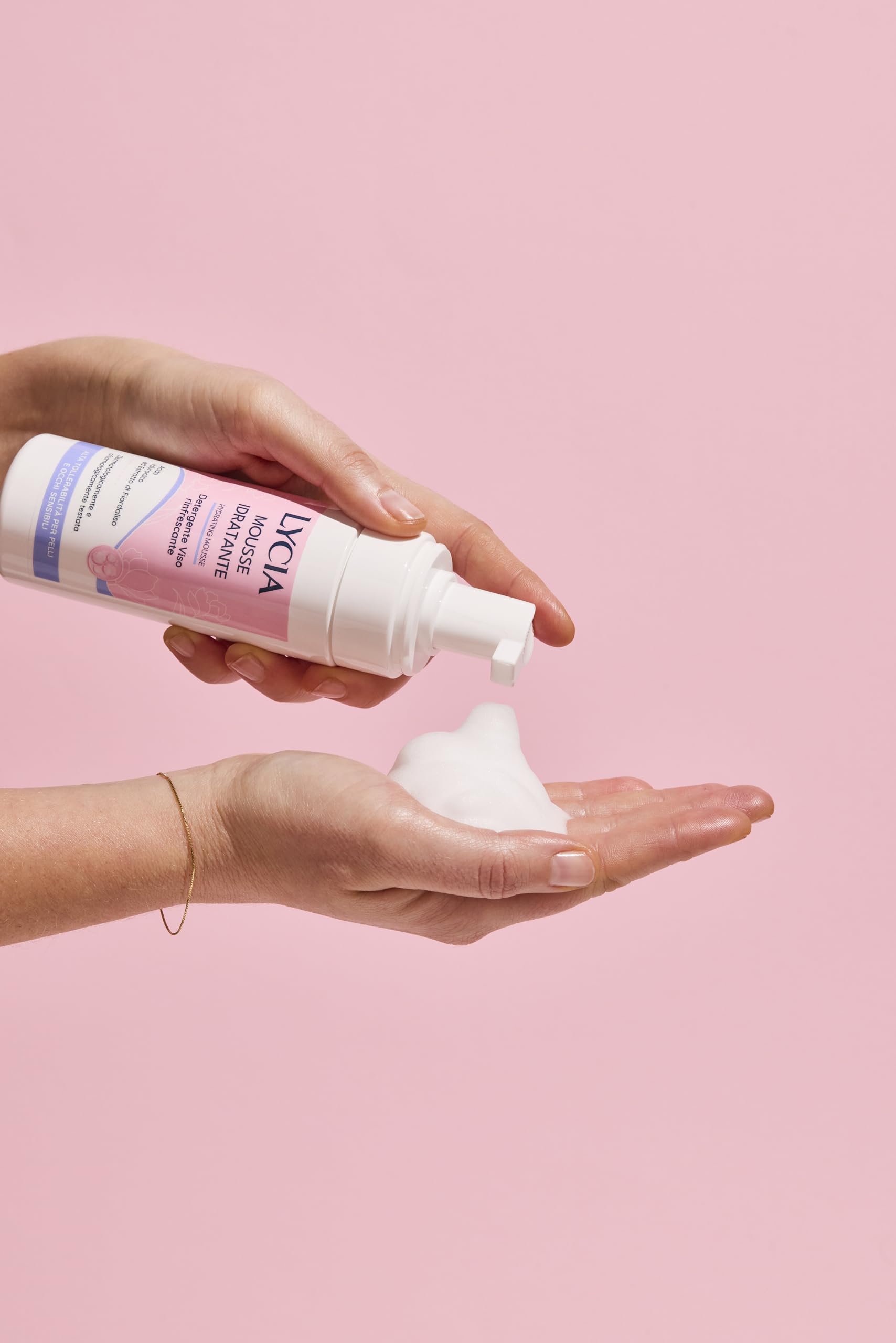 Lycia, Mousse Detergente Viso, Occhi e Labbra, Formula Delicata per Pelli Sensibili con Acido Ialuronico ed Estratto di Fiordaliso, Rinfrescante ed Emolliente per una Pelle Morbida e Luminosa, 150 ml - 4