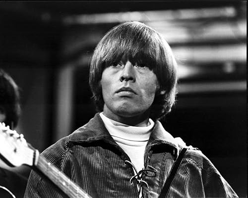Posterazzi Brian Jones - Impresión fotográfica en blanco y negro con guitarra (8 x 10) - Artículo # MVM01590