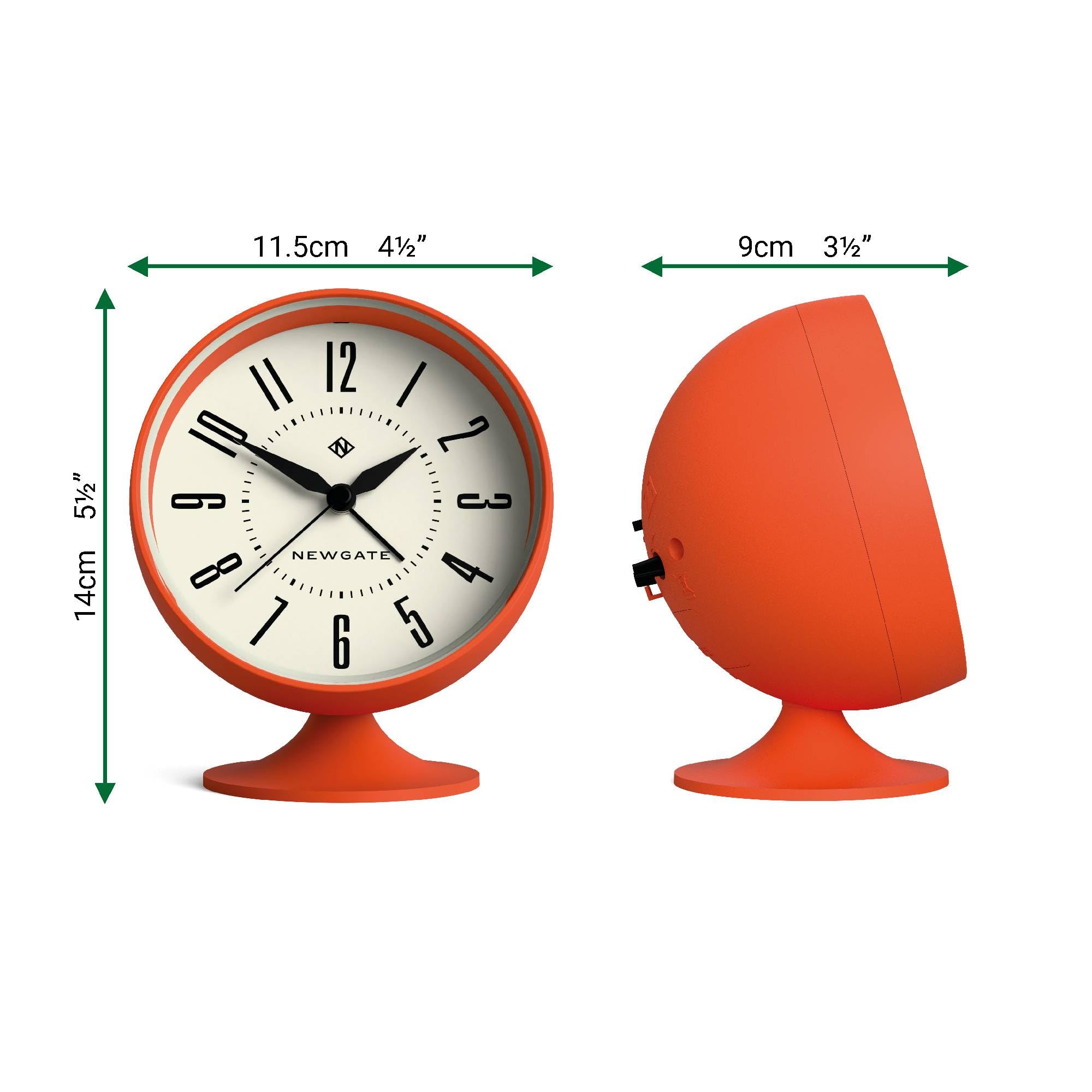 NEWGATE® Spheric Despertador | Diseño retro icónico de cúpula | Acabado naranja suave y gomoso | Ideal para la mesilla, escritorio o estantería | Accesorio de dormitorio y oficina de mediados de siglo