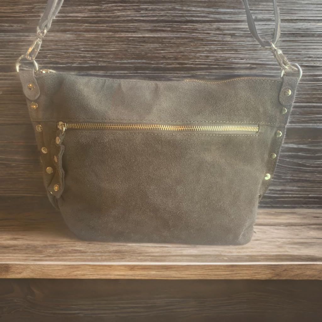 Umhängetasche aus italienischem Wildleder mit Nieten an den Seiten; verstellbarer und austauschbarer Schultergurt; Reißverschluss; innen gefüttert mit integrierter Tasche; Gesäßtasche.