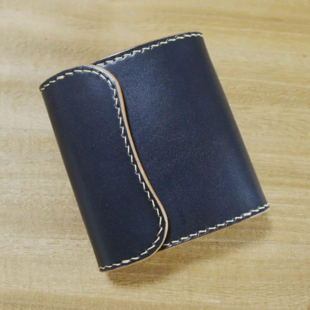 栃木レザー　サドルレザー　コンパクトウォレット　三つ折り　ネイビー/生成り Amazon.co.jp: 【ノーブランド品】栃木レザー サドルレザー コンパクト