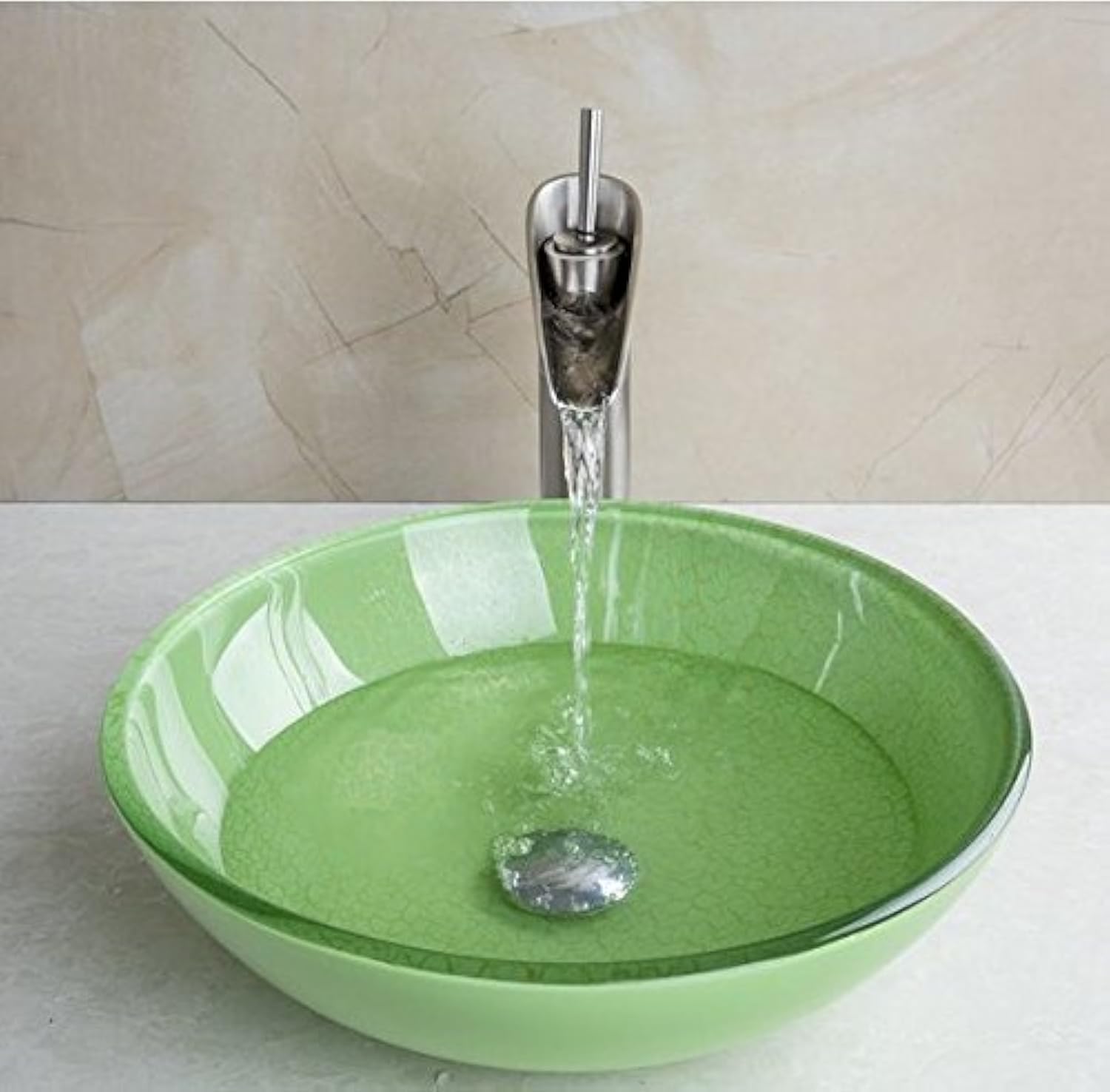 Vasque en verre vert et robinet nickel brossé contre les traces et le calcaire