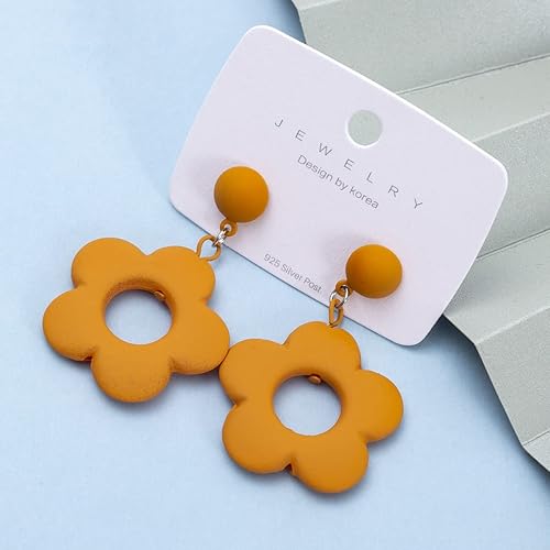 Vista 5 de Pendientes florales vintage - diseños de margaritas y groovy, aretes colgantes de arcilla