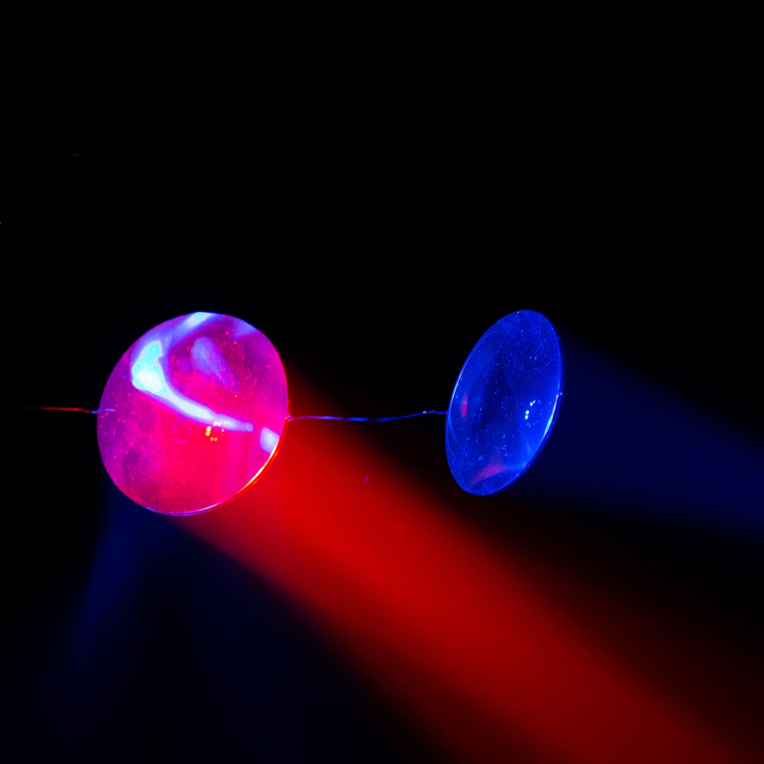 Jeu de lumière BOOMTONEDJ Double Moon,114 LEDs de 5mm RGBWA (24 rouges, 18 vertes, 36 bleues, 18 blanches, 18 ambres), Plug&Play facile à utiliser, programmes automatiques de qualité, télécommande...
