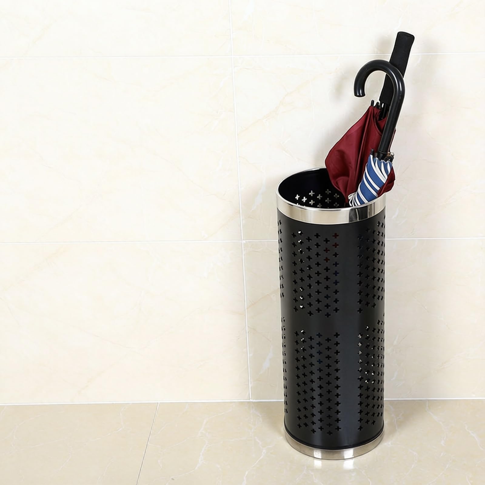 Seau à parapluies métallique contre les sols mouillés de l'entrée