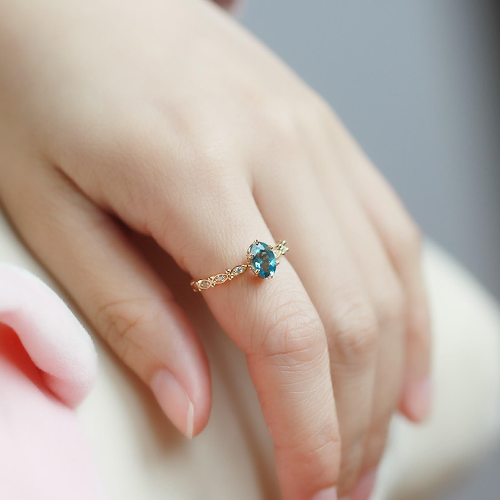 Anillo de solicitud de oro amarillo de 9 K/14 K/18 K con forma ovalada azul topacio filigree