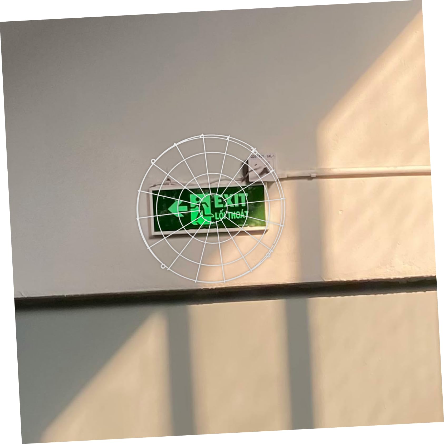Didiseaon Protector Metálico De Luz De Emergencia Con Rejilla Para Señalización Protector De Malla De Alambre Montaje Mural Para Seguridad Espacios Públicos Fácil Instalación y Diseño Modern
