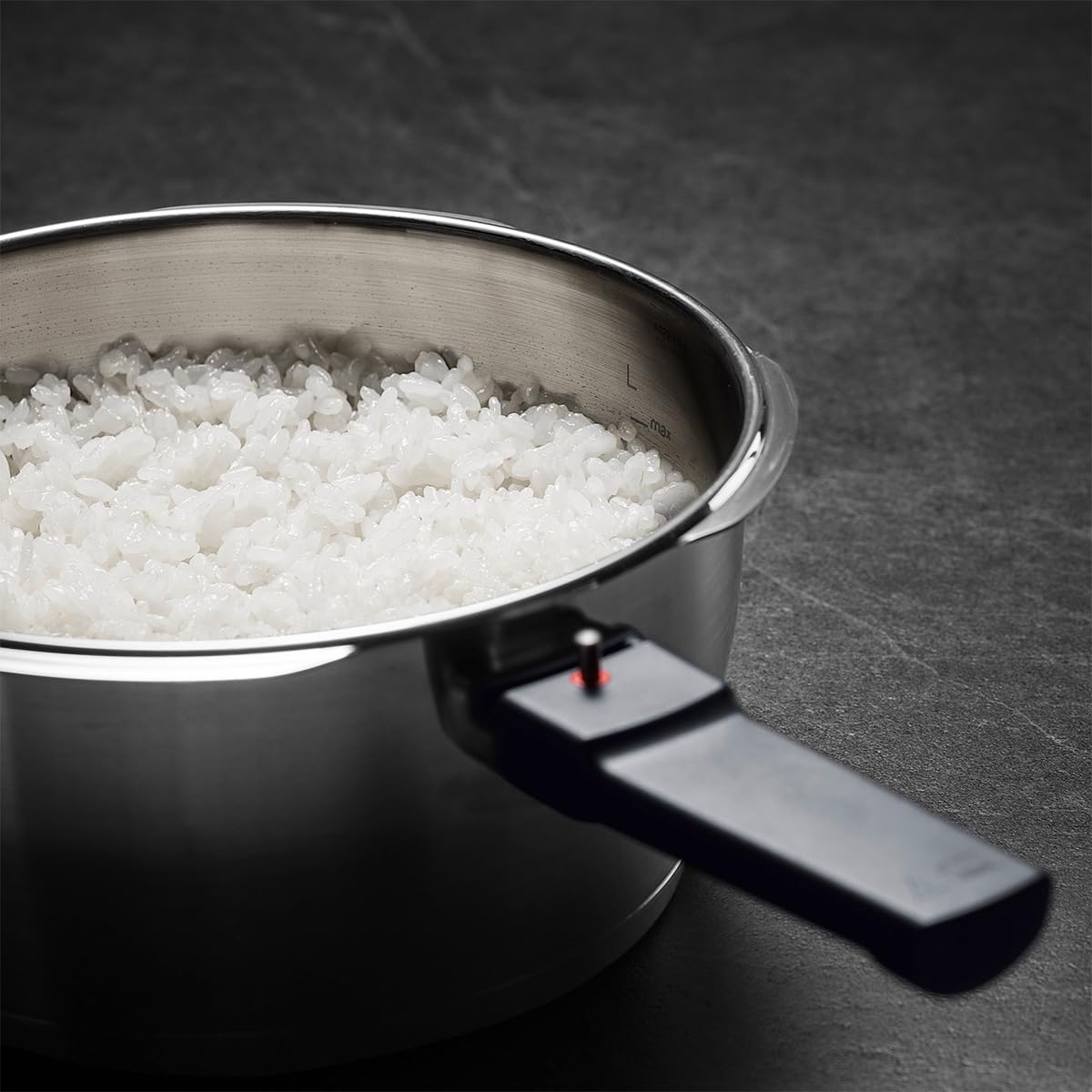Fissler Vitavit Premium Pentola a pressione in acciaio inox 2.5 L, 18 cm, 4 livelli di cottura, incluso inserto, adatta a fornelli a induzione