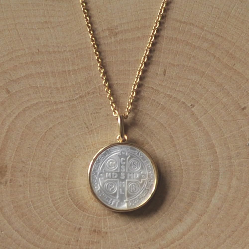LES POULETTES BIJOUX - Pendentif Plaqué Or et Nacre Médaille Ronde Croix de Saint Benoit
