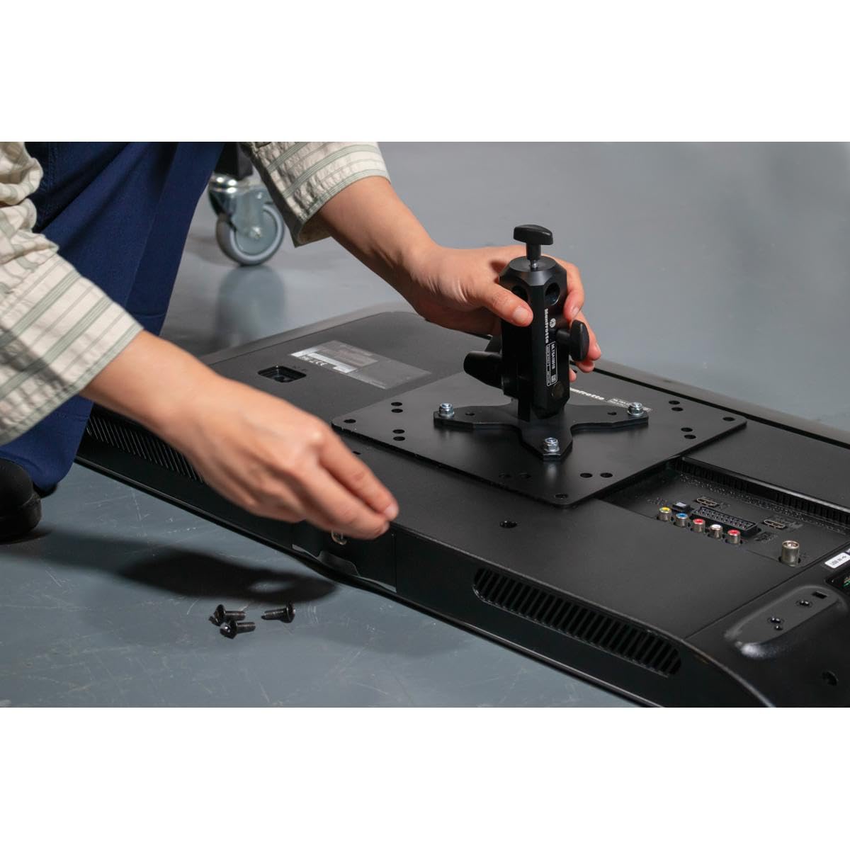 Manfrotto TetherGear Braccio VESA per Monitor, VESA Mount per Schermo o TV, Portata Massima 30 Kg, con Foro Filettato 3/8” e Attacco Femmina 16mm, Compatibilità 75x75mm e 100x100mm, MLTSA1001B