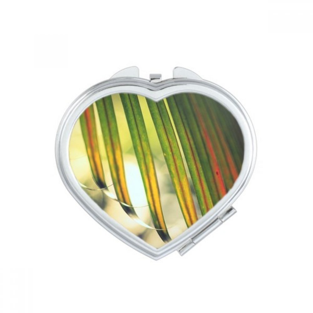 Miroir maquillage compact pour vos retouches beauté en voyage et au bureau