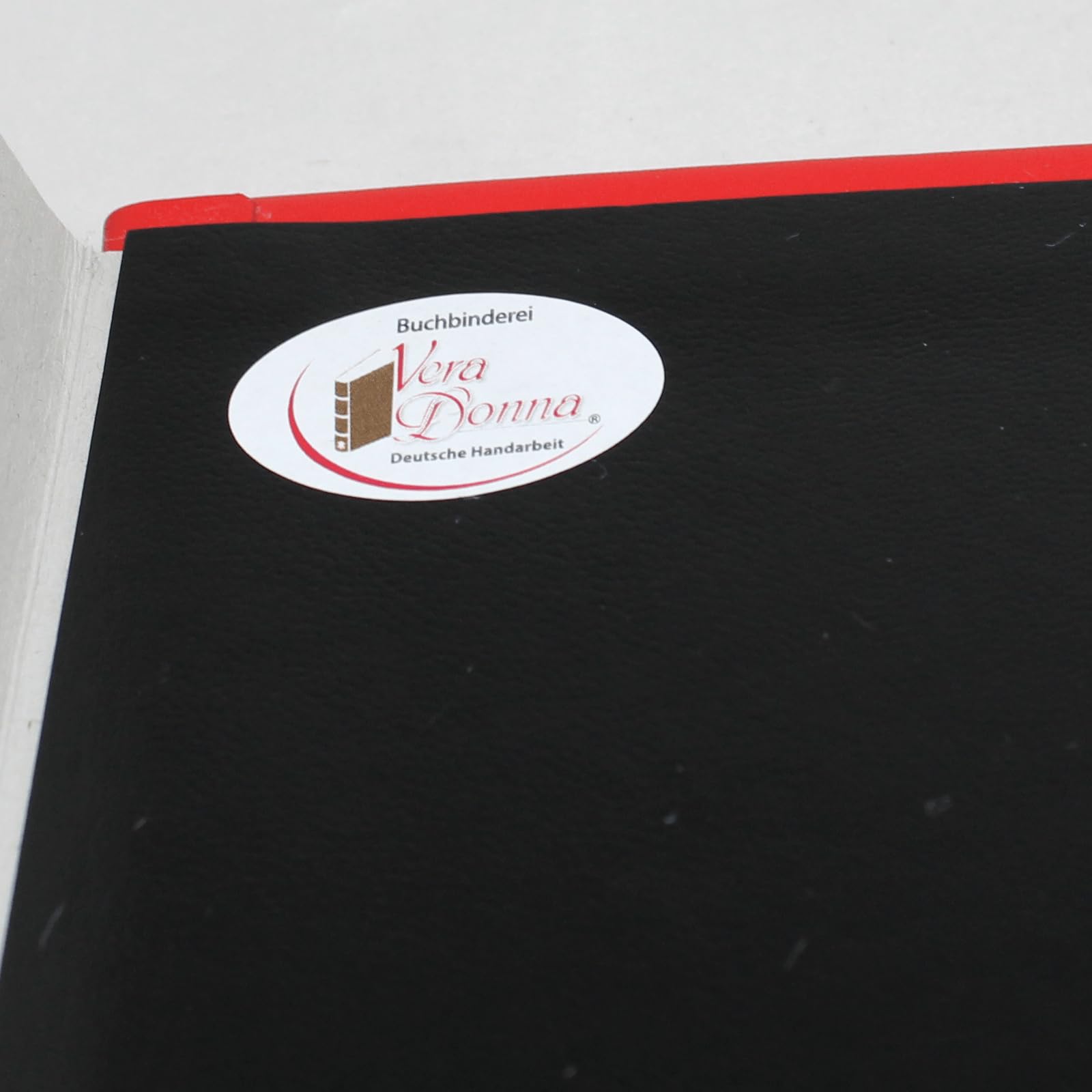 Unterschriftenmappe aus glattem Vollrindleder in Rot, Softcover, dehnbarer Rücken, 20 Register-Trennblätter aus stabiler grauer Kartonage, Aufnahme von DIN A4, Prägungen auf Anfrage