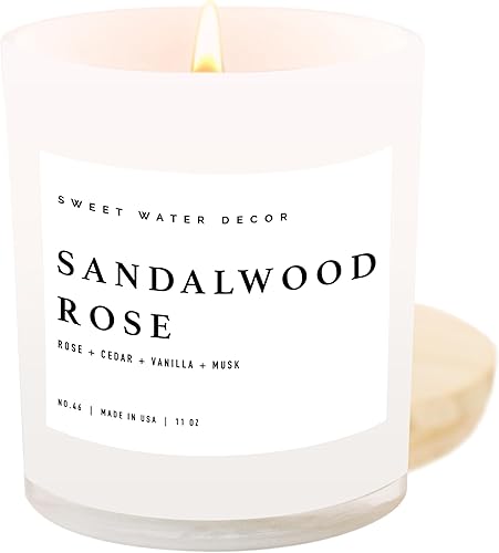 Sweet Water Decor Vela de Rosa de Sándalo - Vela Floral Perfumada de Rosa, Cedro, Vainilla, Almizcle para Primavera - Tarro Blanco de 11oz con Tapa