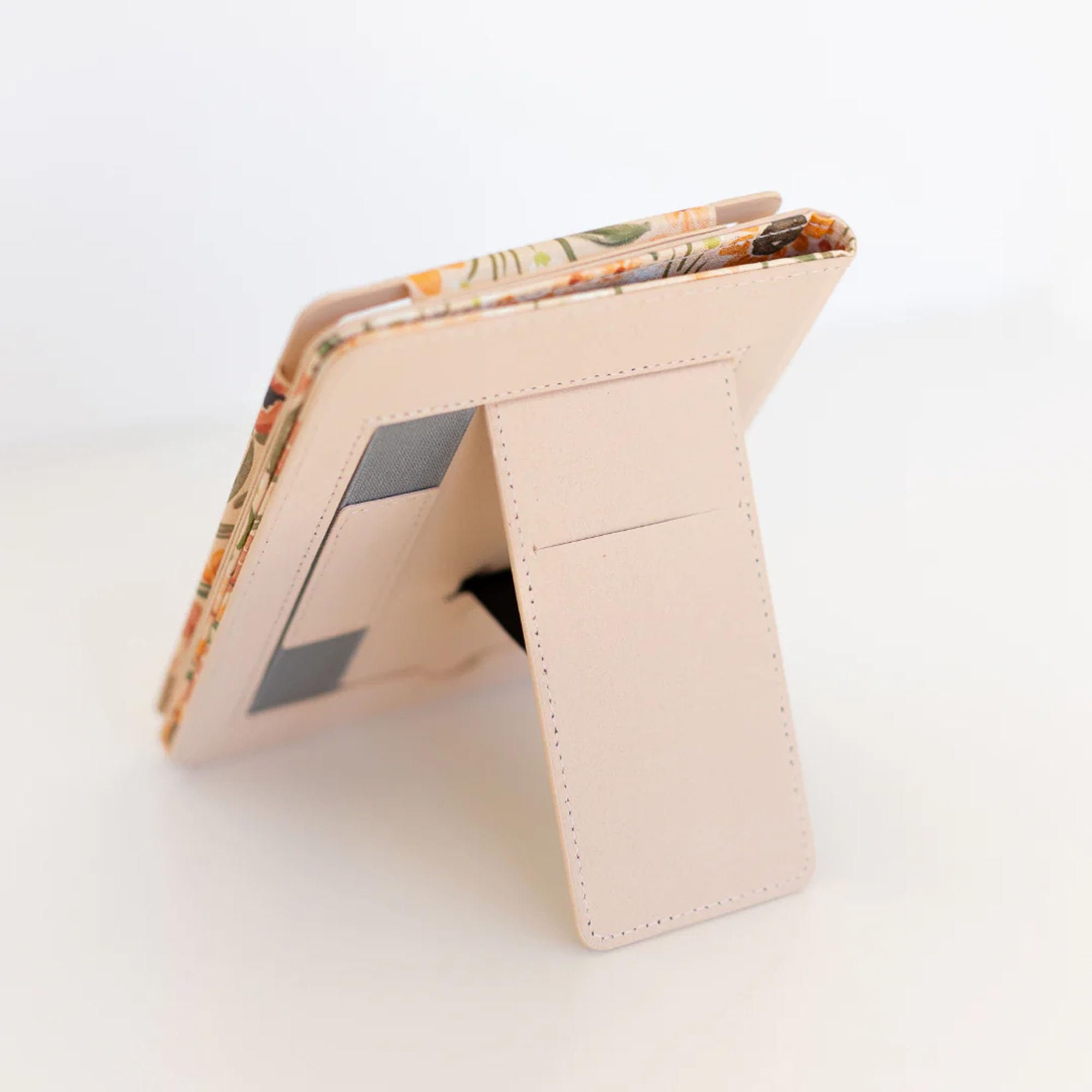 Elyse Breanne Design, Compatible con Paperwhite, lector Kindle de 11ª generación, carcasa de piel sintética, funda para dispositivo inteligente, correa de mano elástica, caballete para ponerse de pie