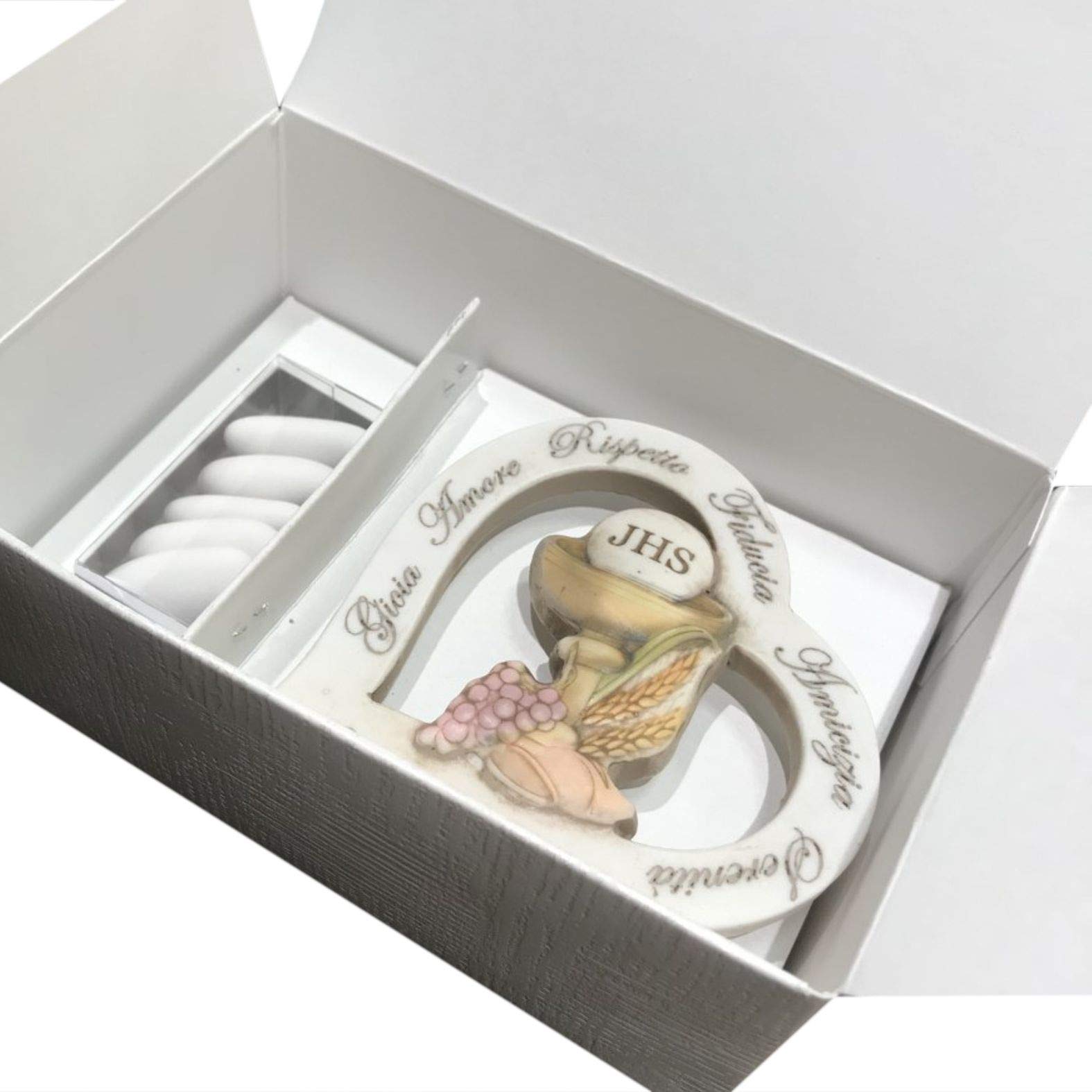 Regalami.shop, Bomboniera Prima Comunione (Linea Amelie), profumatore cuore mamo cm 8x8 con calice in legno, completo di scatola, biglietto, essenza e confetti