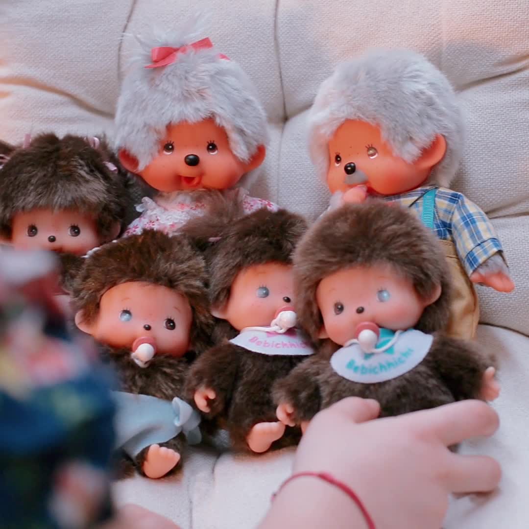 Monchhichi Fille Fleur De Cerisier – Peluche Rose Avec Bavoir Et Nattes – Env. 20 Cm – Sekiguchi 767020