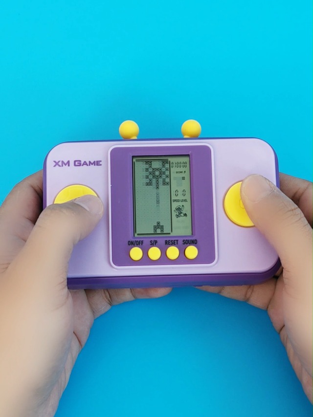 TAQY Créatif Bloquer la Console de Jeu Rétroéclairage Vert réglable 26 Jeux de Briques Jeu électronique pour Enfants Rétro Machine de Jeu Portable Jouets Cadeaux pour Enfants/Festivals (Black