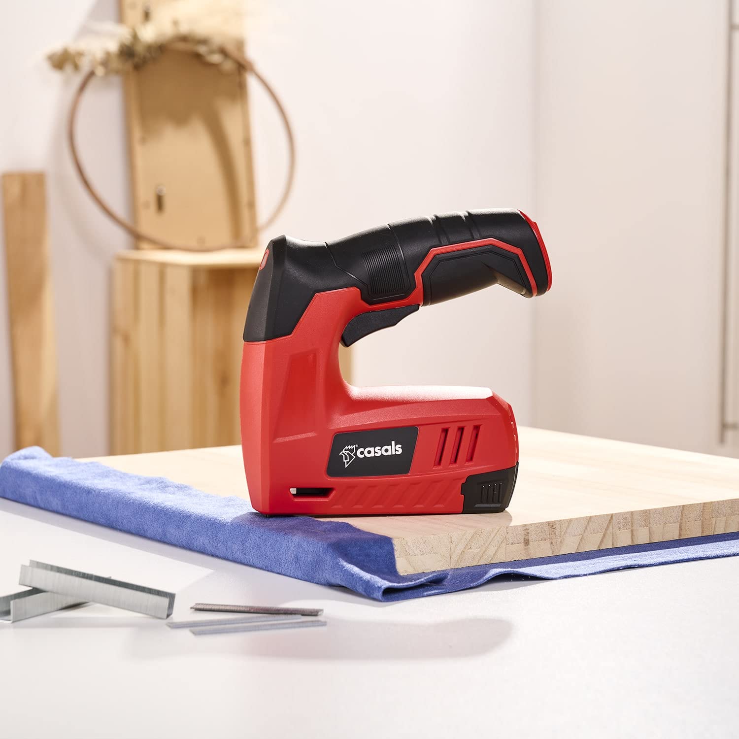 Casals CSG3620 Agrafeuse électrique et cloueuse à batterie - Lithium 4V 1300 mAh - Fonctionne avec des agrafes et des clous - Réservoir Amovible - Ergonomique et facile à utiliser