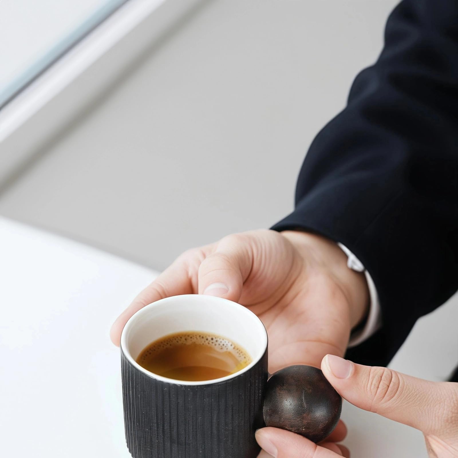 2 Stk. Mini Espresso Tassen, 2 oz Keramik-Demitasse mit rundem Holzgriff, vertikal gestreifte Kaffeetassen mit wärmeisolierendem Holzgriff, kleine Keramiktassen für heiße und kalte Getränke