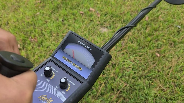 Amazon.com: Bounty Hunter Gold Digger Kids Metal Detector