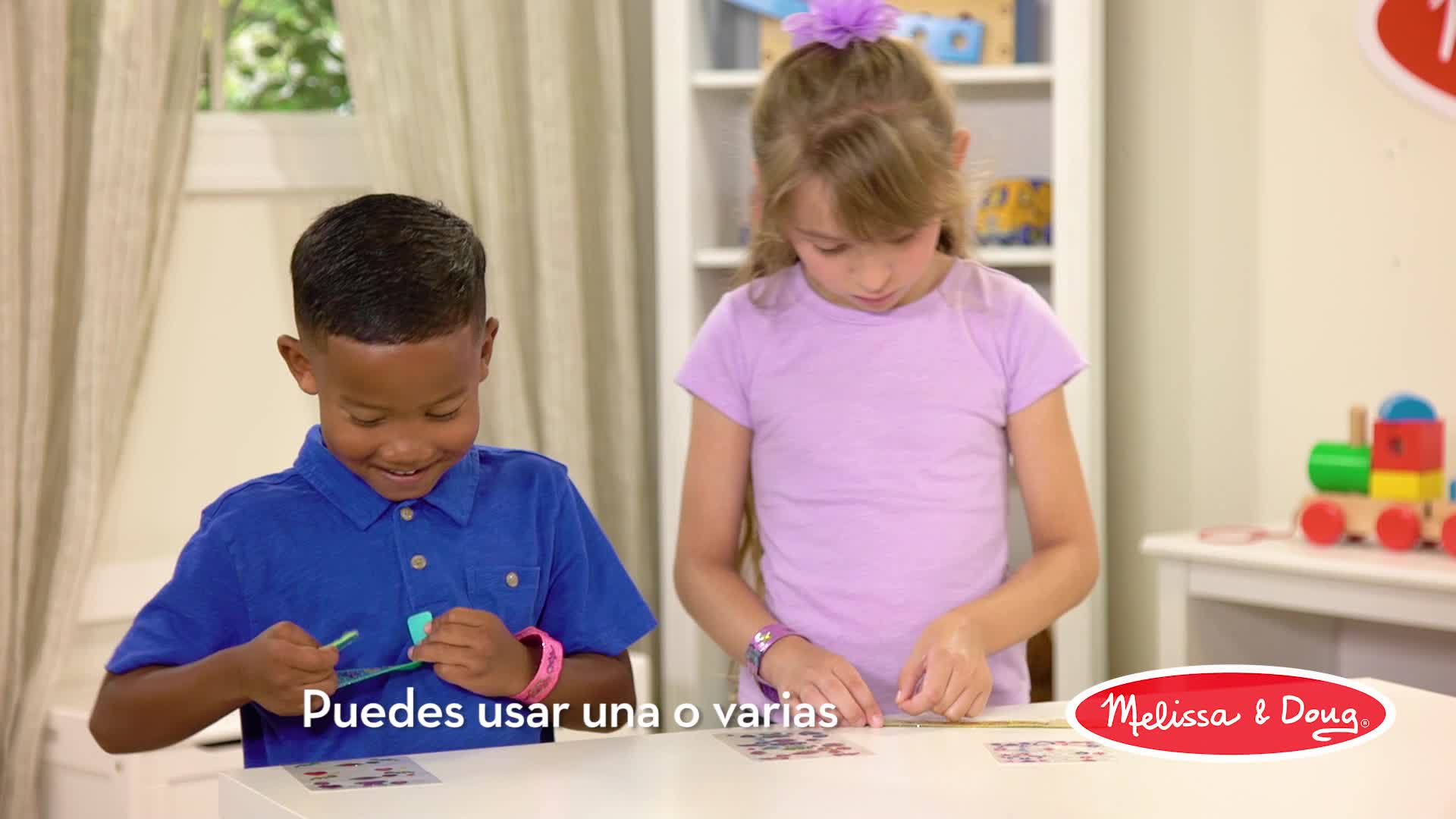 Melissa & Doug Kit Diseña Tus Propios Brazaletes – 4 Pulseras Reversibles + 101 Pegatinas Reutilizables, Manualidad Creativa Para Niñas +4 Años, Regalo De Cumpleaños
