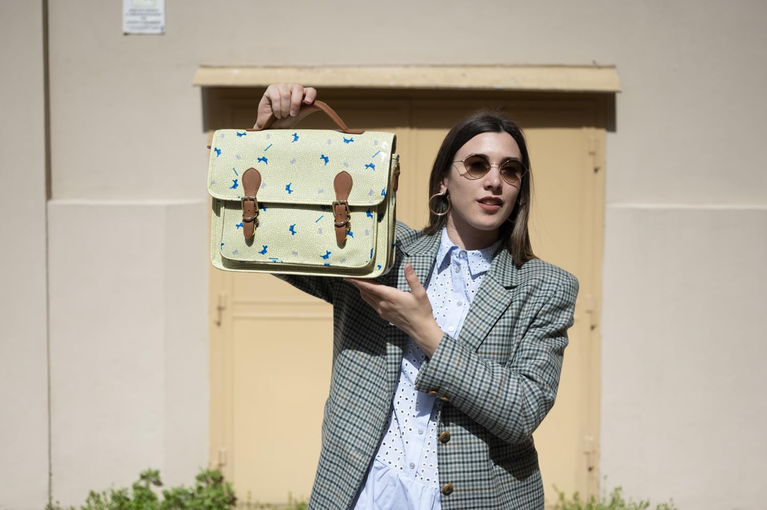 Naj Oleari Cartella originale made in Italy con profili in pelle, uso a tracolla, chiusura a tuc e zip, stampa cagnolini su fondo giallo.