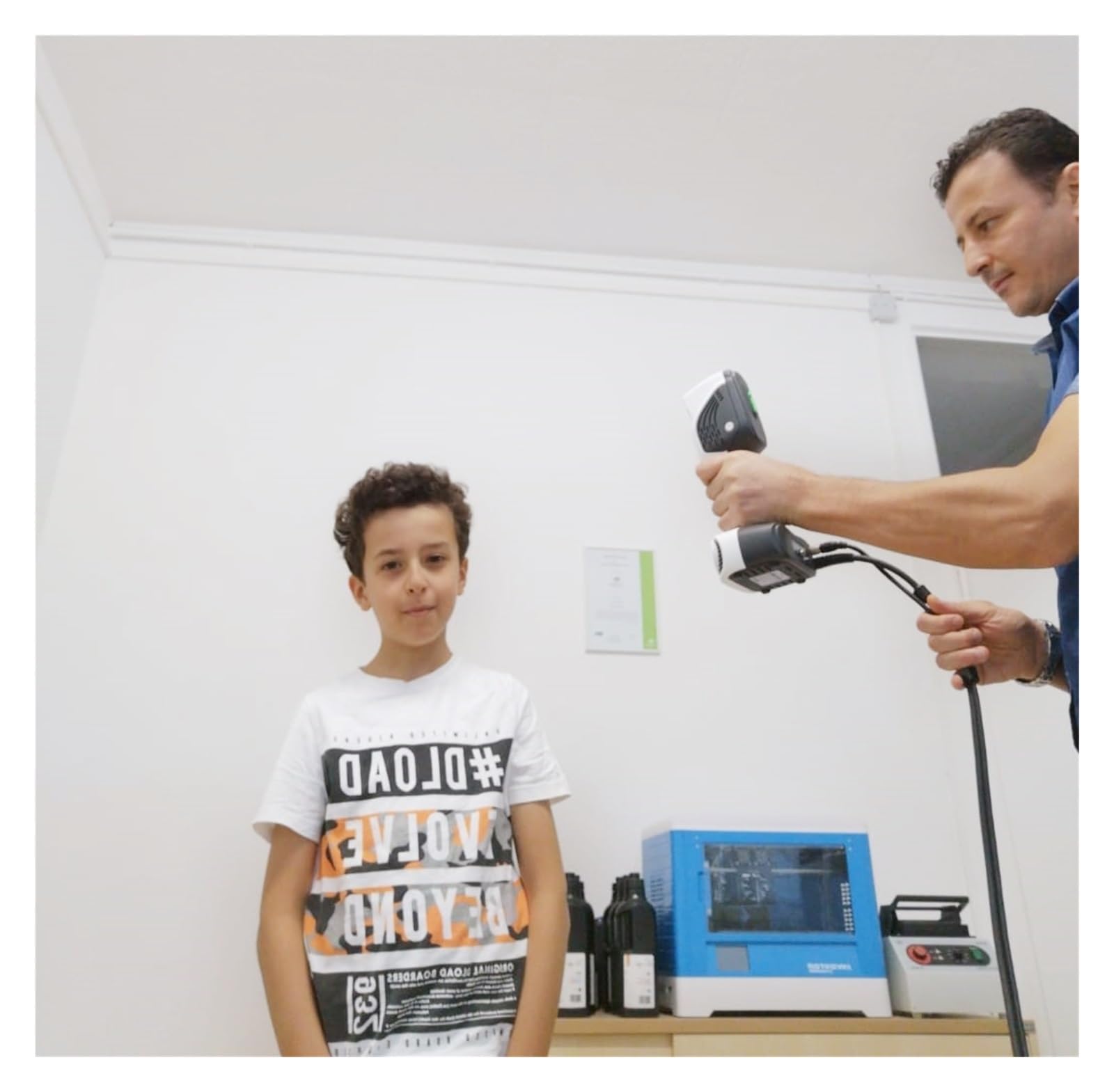 Scanner 3D a colori portatile iReal 2E senza adesivi