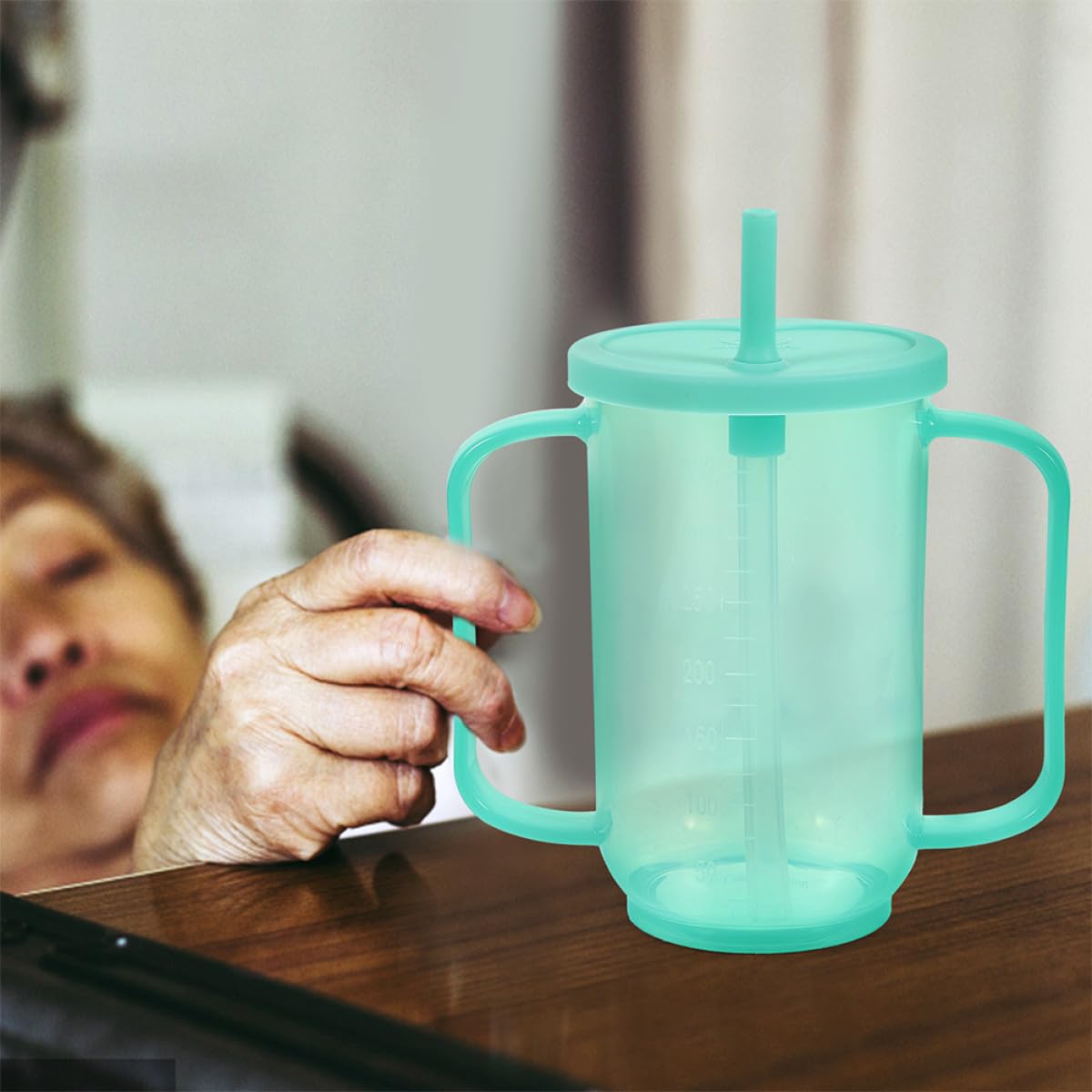 2 Stück pack Trinkbecher für Senioren aus Bruchfestem Kunststoff Auslaufsicher mit Deckel und Strohhalm Ergonomische Griffe für Flüssignahrung und Patientenpflege